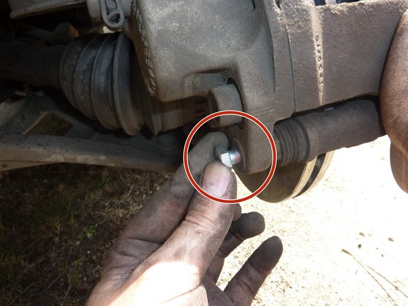 Mettre en place la vis de 13 fournie avec les plaquettes neuves. Cette vis comporte déjà du frein filet.