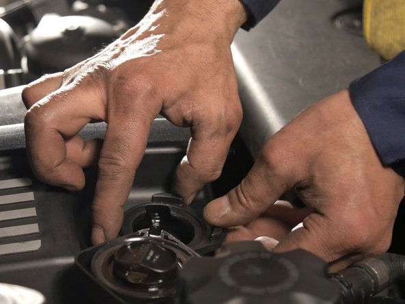 Replacer le bouchon de remplissage d'huile moteur en respectant les guides