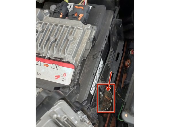 Desserrer la vis (douille de 10) et enlever la petite tôle qui sert a tenir la batterie.