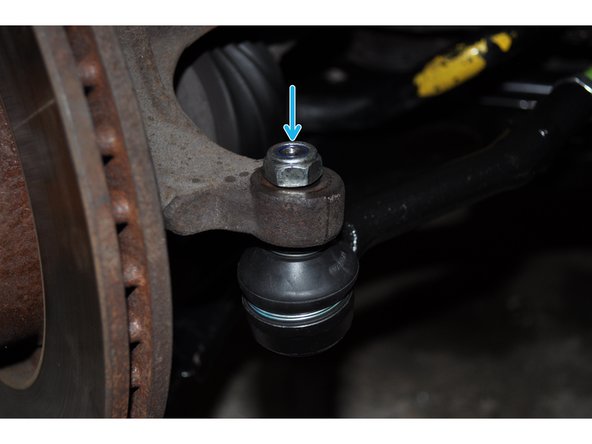 Visser l'écrou à la main pour maintenir la rotule en place