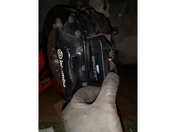 Insérez vos nouvelles plaquettes à la main. Si cela force, c'est que vos pistons ne sont pas suffisamment repoussés. Vous pouvez retourner à l'étape 5 et terminer de repousser vos pistons. Ne forcez surtout pas au  risque d'abimer votre plaquette, disque ou pire votre étrier.