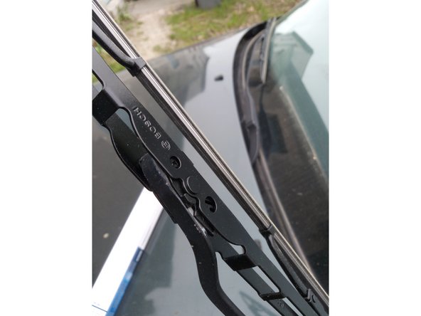 Répétez la même opération pour le second balai d'essuie-glace avant