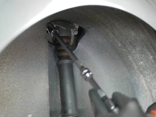 Resserrer les deux vis à l'aide d'une douille de 16, d'une rallonge longue et d'une cliquet