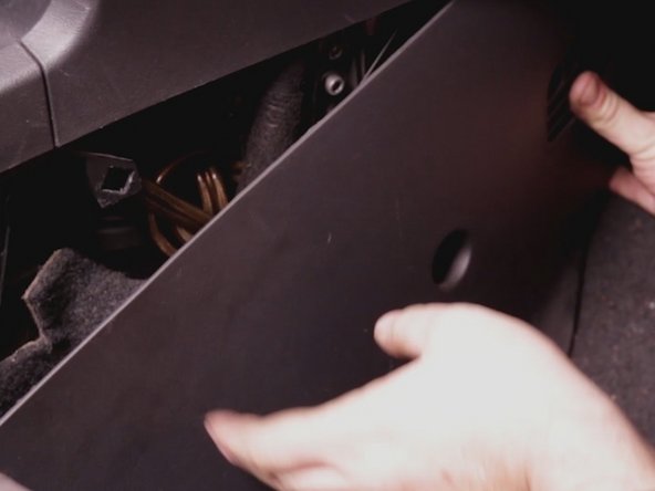 Re-clipsser le cache inférieur de la console centrale