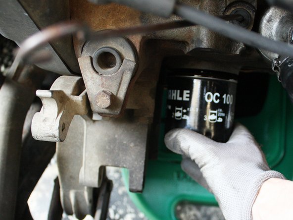 Vider immédiatement l'huile du filtre dans le bac de vidange.