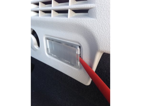 Pour declipsser le module du coffre, vous devrez utilisé un petit tournevis plat en faisant levier à partir du côté droit vous arriverez à le sortir puis finir à la main délicatement pour l'enlever.