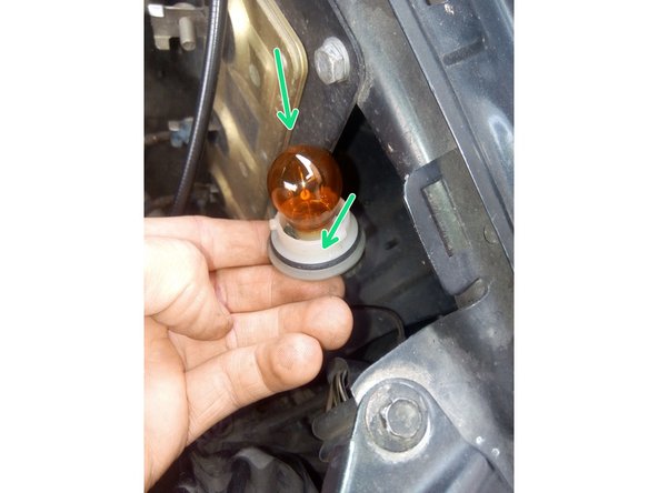 Faîtes correspondre les encoches de l'ampoule et du support