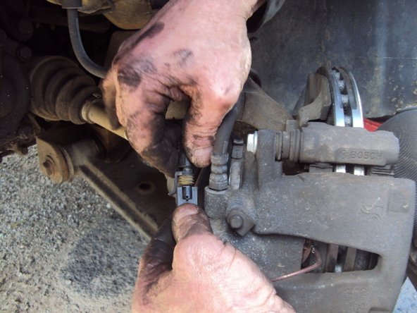 Prenez la fiche au bout du fil de témoin d'usure de la plaquette, et rebrancher-la dans son réceptacle noir.