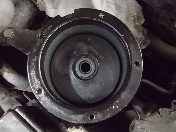 Apres avoir comparer l'ancien et le nouveau filtre glisser le filtre dans la cuve