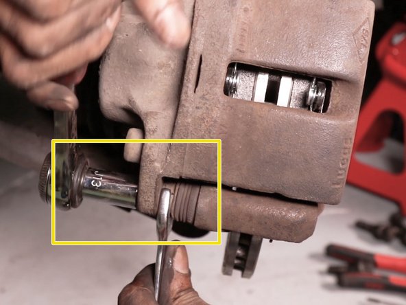 Appuyer plusieurs fois sur la pédale de frein afin de remettre en place le piston