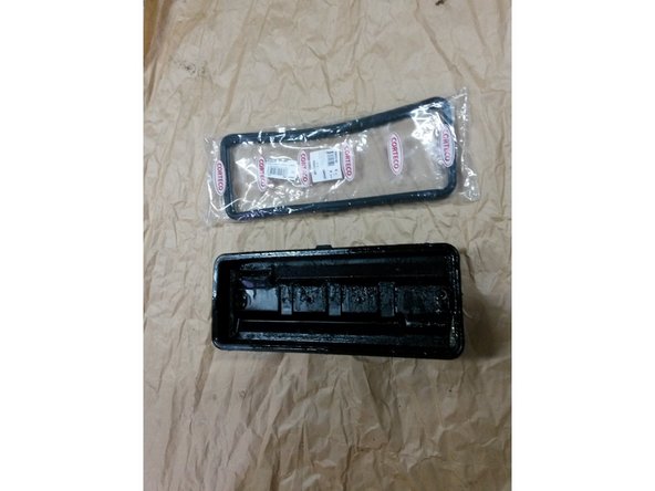 Nettoyer le couvre culbuteur avec un produit adéquat