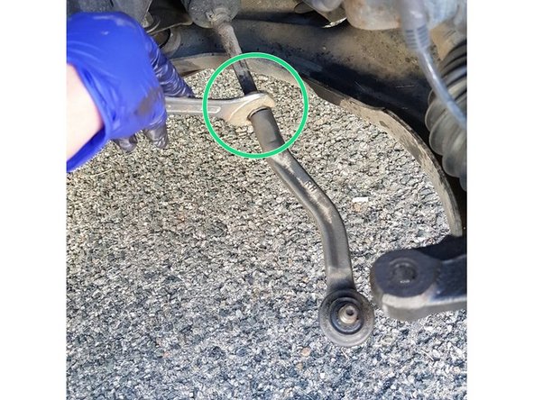 Maintenant nous allons dévisser l'écrou qui maintient le reste de la rotule.