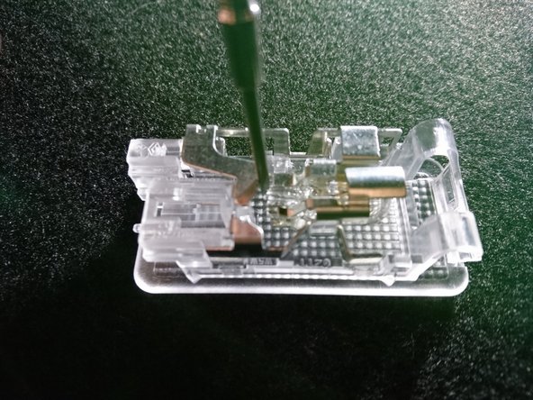 Pour retirer l'ampoule, il faut pousser sur le culot de l'ampoule vers la tête de l'ampoule pour l'éjecter de son support