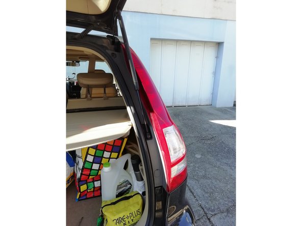 Revissez les vis et remettez les caches s'il y en avait.