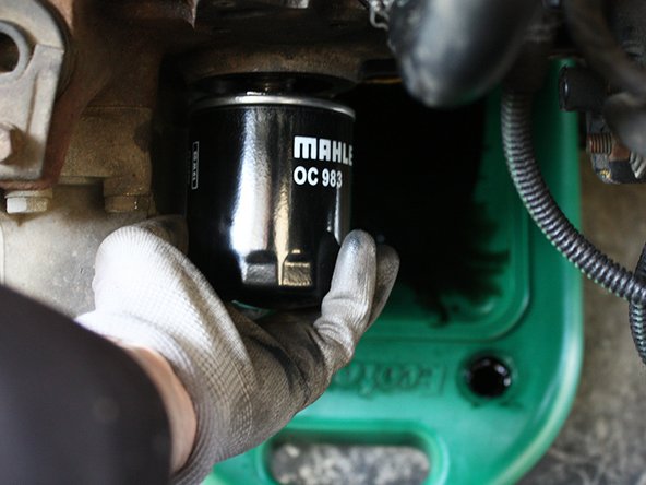 Visser le nouveau filtre à la main et le serrer fermement sans utiliser d'outil.