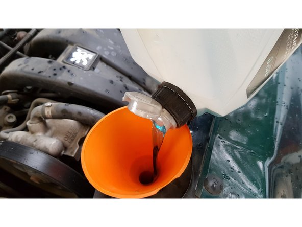 Remplissez le vase d'expansion puis placez une bouteille dedans.