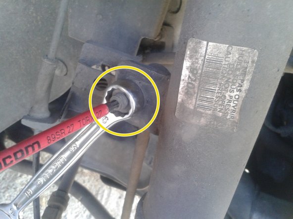 Dégrafer le support de câble du capteur ABS