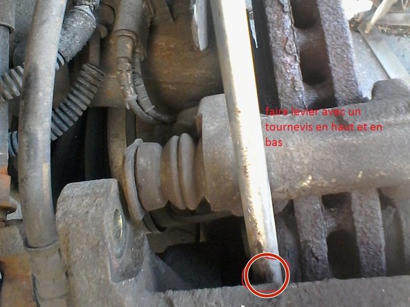 Deposer les deux vis avec une douille de 13