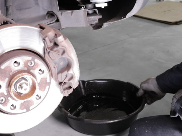 Placer un bac sous le filtre a carburant