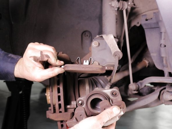 Extraire la plaquette de frein placée sur le piston en tirant vers vous