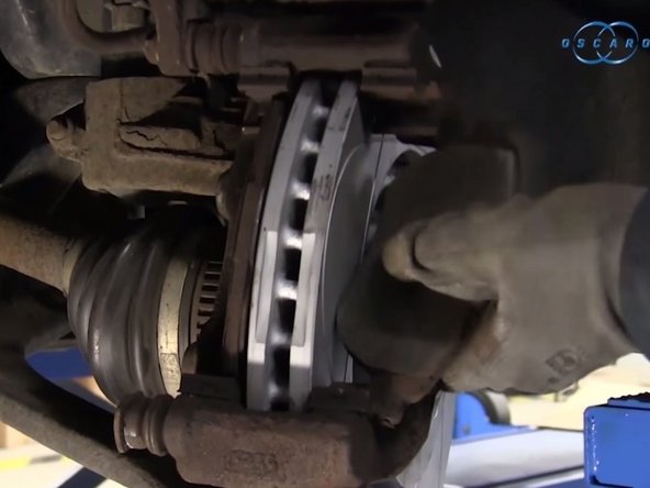 Retirer ensuite les plaquettes de frein