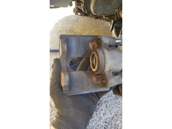 Vous n'avez pas besoin d'un repousse-piston spécifique qui serait plus adapté pour des pistons sur freins arrière qui sont vissés.