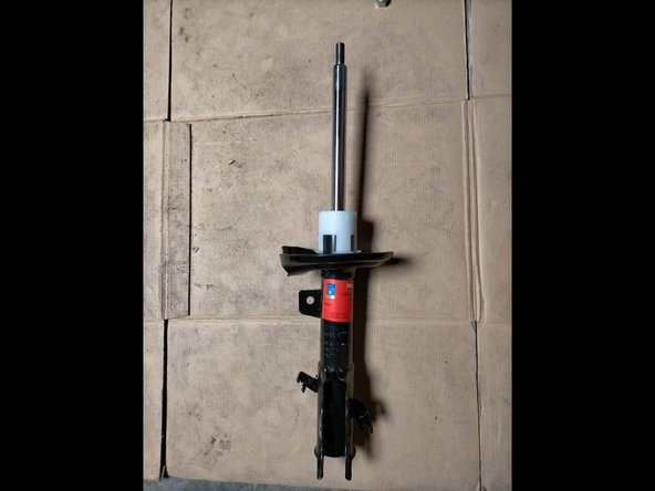 Respecter l'ordre et le sens d'empilage des pièces : cache poussières, ressort, caoutchouc, butée et écrou.