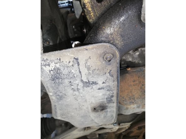 1 vis se situe derrière la roue. Les 2 autres sont sous la voiture.