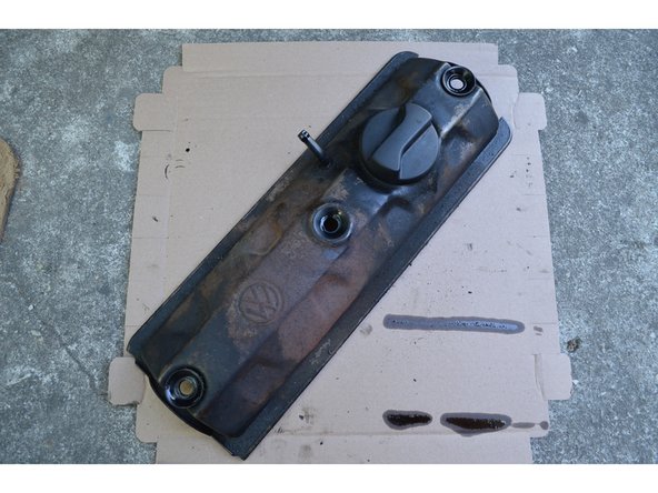 Nettoyez le couvre-culasse.