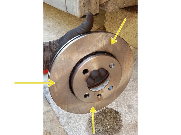 Repositionnez le disque et fixez-le avec la petite vis fournie avec le disque neuf.