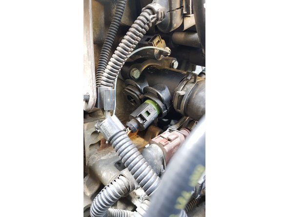 Avec une lame de cutter nettoyez au mieux la portée du joint.