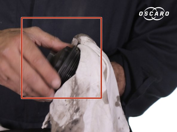 Nettoyer l’intérieur et l’extérieur la cloche du filtre à huile avec du nettoyant frein et un chiffon