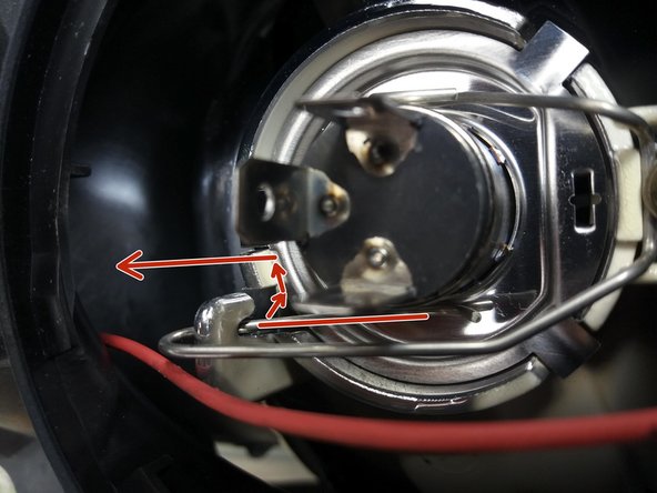 Décrocher la patte de maintient pour libérer l'ampoule H4.