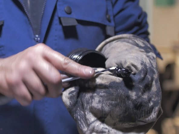 Retirer les trois joints de la cloche à l'aide d'un petit tournevis plat