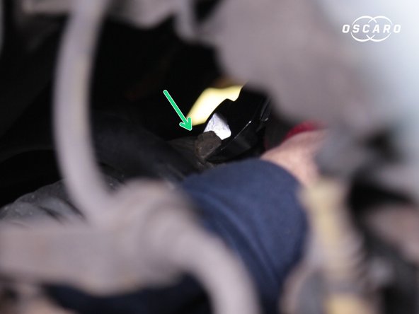 Un serflex retient le soufflet de l'autre côté, le couper à l'aide d'une pince coupante