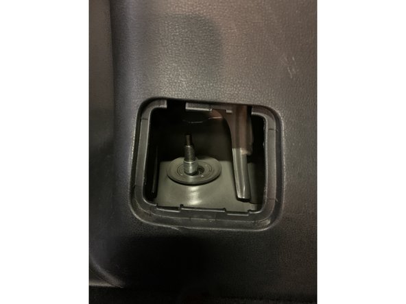 À l'aide d'une clé de 8 et de 16 dévisser la vis qui maintient l'amortisseur à la caisse