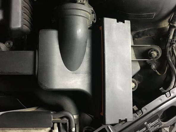 Une fois les agrafes déverrouillées, tirer sur le tiroir de la boite à air pour le déposer