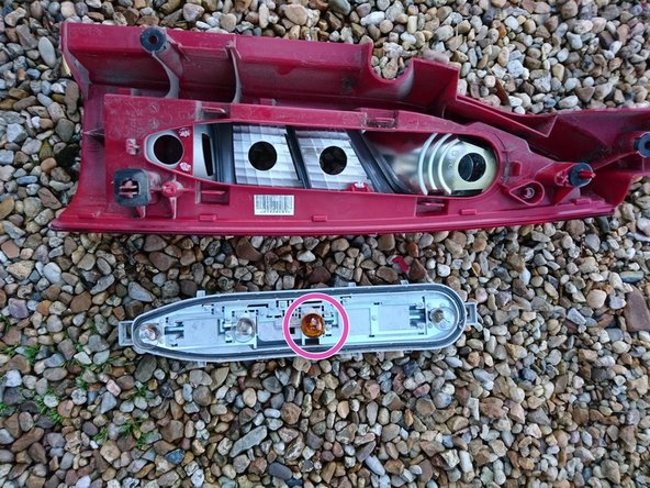 Une fois la platine démontée, tourner puis tirer l'ampoule pour la démonter