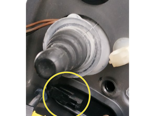 il va falloir positionner l'arrière de la prise sur la glissière (entourée en jaune)