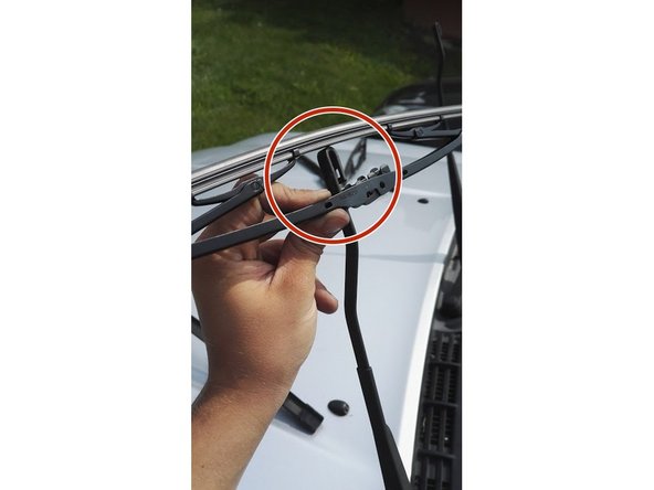 Insérer le nouveau balai perpendiculaire au bras