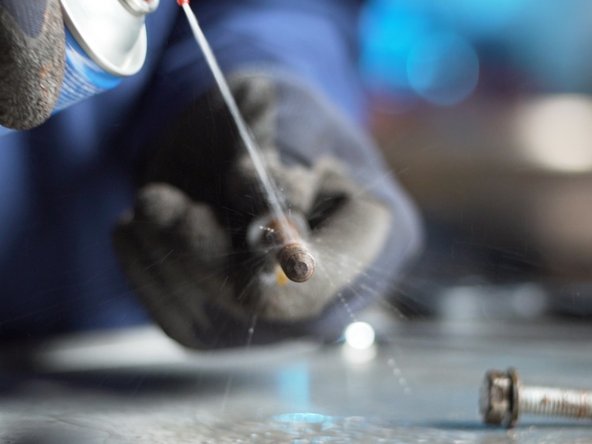 A l'aide de nettoyant frein et d'une brosse métallique, nettoyer les vis