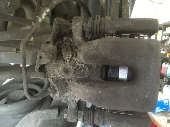 Visser les deux vis à l'aide de la clé de 13 et 17