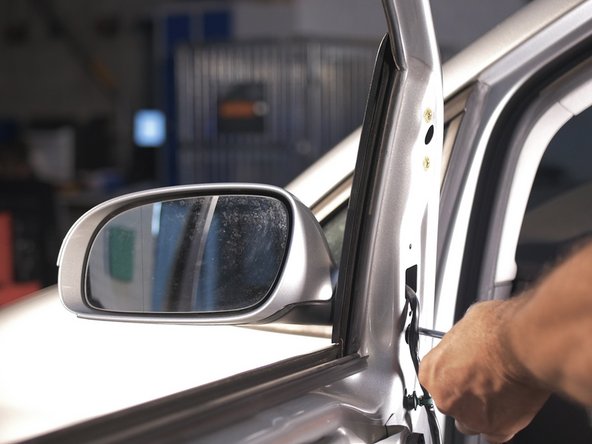 Dévisser les deux vis de maintient du rétroviseur avec un tournevis Torx 30