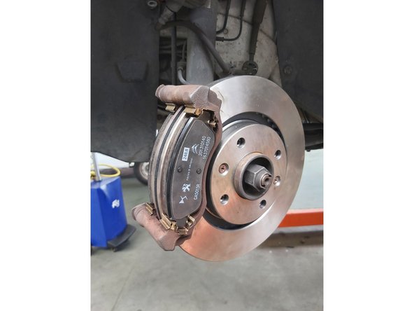 Nettoyez le support de l'étrier de frein et retirez toute poussière encrassement. Utilisez une brosse métallique. Servez-vous d'un nettoyant pour freins. Recommander : Attendez quelque minute après l'application.