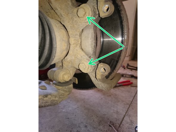 Desserrer les deux boulons de 13 du porte étrier