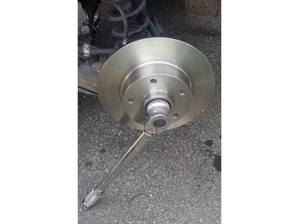 serrer l écrou a la clé dynamométrique a 220 n.m