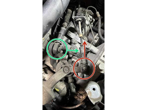 Désengager la tringle de gauche en la faisant sortir de son logement en force. Elle est maintenu par une petit ergot en plastique.