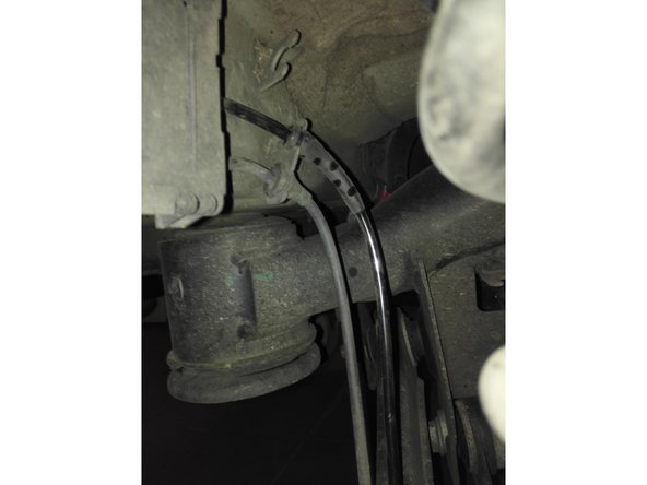 Photo 2: on commence par connecter le nouveau câble au niveau du boitier, puis on le clippe dans les différentes attaches métalliques sur son trajet.