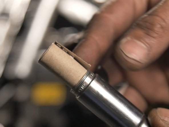 Placer la nouvelle bougie sur la douille  et retirer la protection en papier