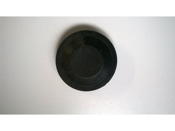 Enlever le couvercle en caoutchouc qui se trouve derrière le bloc.